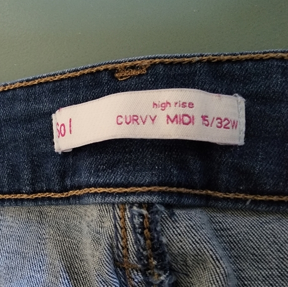 SO Curvy High Rise Midi Juniors Jean Shorts, Destroyed, Distressed, Size 15/32W - Picture 3 of 3